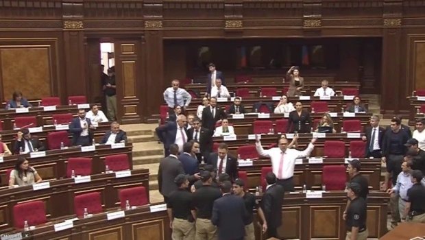 Ermənistan parlamentində gərginlik: Deputat zaldan qovuldu - VİDEO
