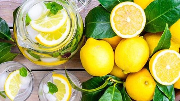 Qida mifləri: Limonlu su yağ yandırır? &ndash; VİDEO