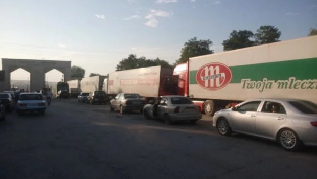 &ldquo;Qırmızı Körpü&rdquo;də 700 yük maşını növbədədir - Rəsmi