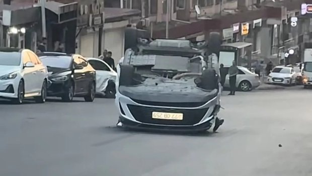 Bakıda sürücü idarəetməni itirdi: Avtomobil aşaraq tərsinə çevrildi - VİDEO