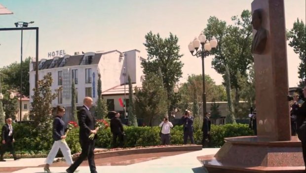 Prezident və birinci xanım Ümummilli Liderin memorial kompleksini ziyarət etdilər - VİDEO
