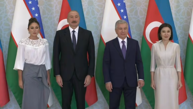 Azərbaycan və Özbəkistan prezidentləri ilə birinci xanımlar birgə foto çəkdiriblər - VİDEO