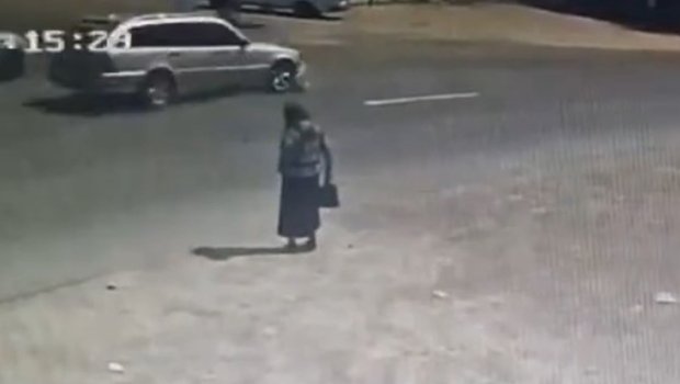 Anasının gözləri qarşısında maşın vurub öldürdü &ndash; Video