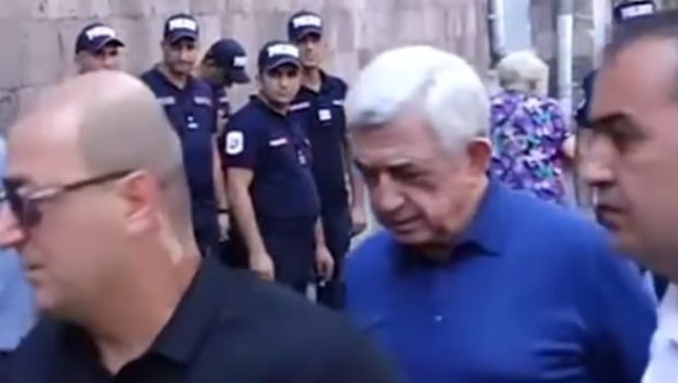 Sarkisyan Korrupsiyaya Qarşı Mübarizə Komitəsinə belə gətirildi &ndash; ANBAAN VİDEO