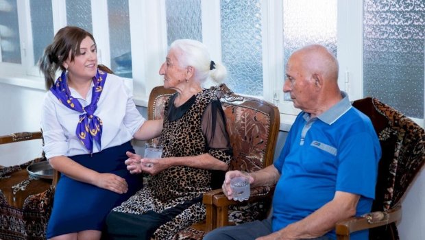 Ailə baxa bilmir, müəssisəyə də yerləşdirilmir - Yaşlı insanlar kimə etibar edilməlidir?