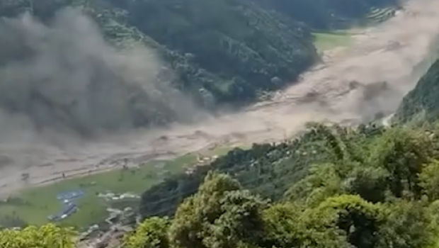 Çin və Nepal arasındakı sərhəd-keçid məntəqəsində torpaq sürüşməsi &ndash; VİDEO