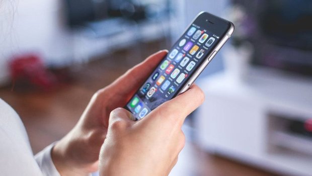 Azərbaycanda smartfondan ən çox kimlər istifadə edir?