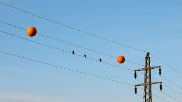 Elektrik xətlərinə bağlanan toplar nə üçündür?