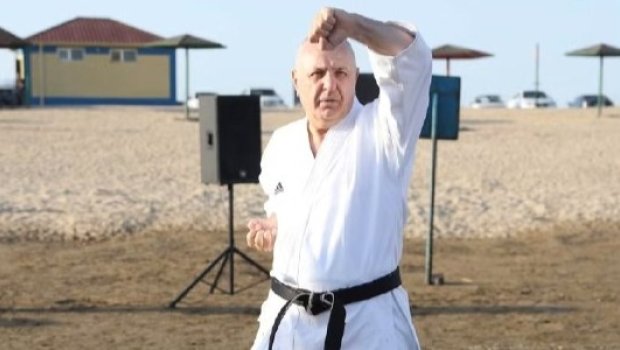 Deputat dəniz kənarında karate ilə məşğul oldu - FOTO