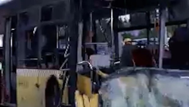 İstanbulda sərnişin avtobusu divara çırpıldı - ölən və yaralılar var - VİDEO