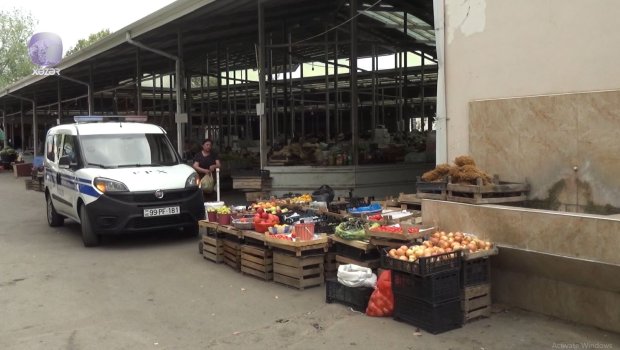 44 yaşlı kişi pula görə bazarın ortasında anasını bıçaqladı - VİDEO