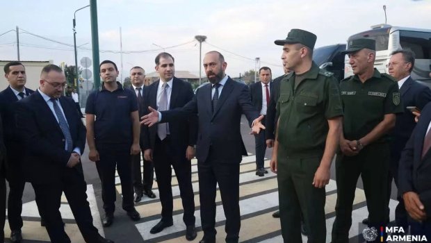 Ararat Mirzoyan xarici ölkə səfirləri ilə Türkiyə sərhədində