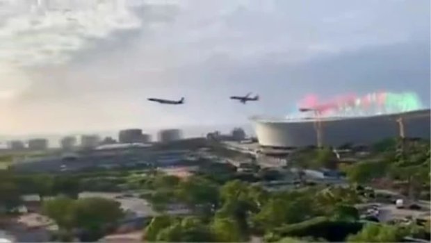 2 sərnişin təyyarəsi stadionun üzərində təhlükəli manevr etdi - VİDEO