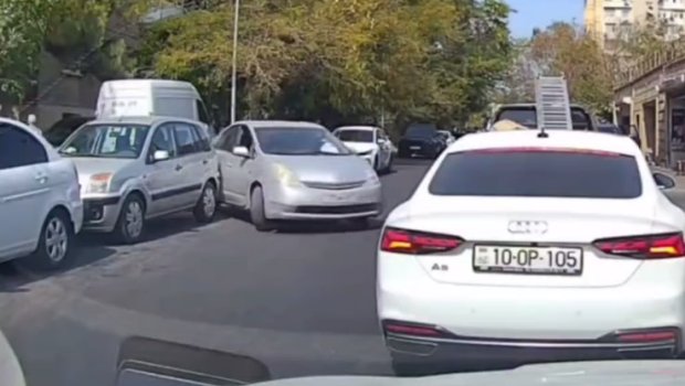 &ldquo;Prius&rdquo; manevr edərkən qəza törətdi, heç nə olmamış kimi yoluna davam etdi &ndash; VİDEO