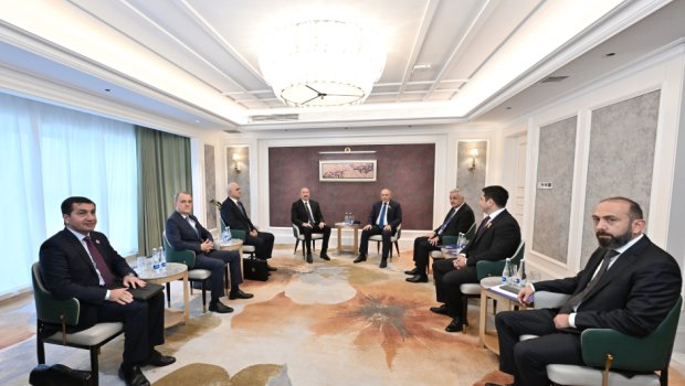 İlham Əliyevin Bişkekdə Nikol Paşinyanla görüşündən FOTOLAR