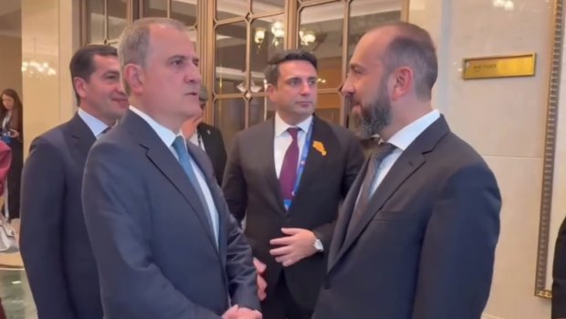 Ceyhun Bayramovla Mirzoyanın Bişkekdə ayaqüstü söhbəti &ndash; VİDEO