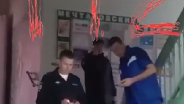 Məktəbdə insident: 7-ci sinif şagirdi fizika müəlliminə bıçaqla hücum etdi - VİDEO