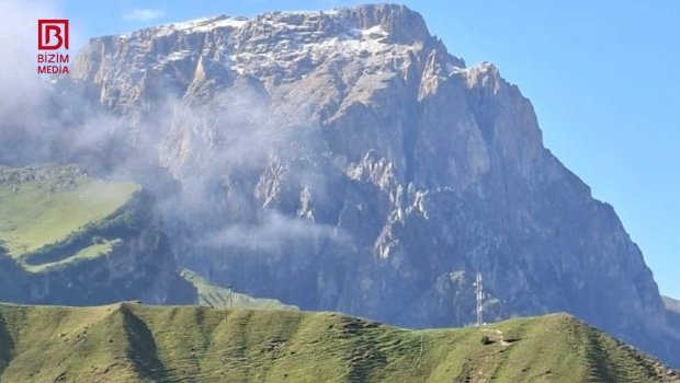 Qusarın Heydər Əliyev zirvəsinə mövsümün ilk qarı yağıb