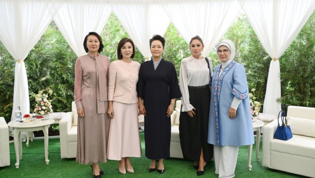 Mehriban Əliyeva Bişkekdə dekorativ-tətbiqi sənət ustalarının əl işlərindən ibarət sərgidə - FOTO