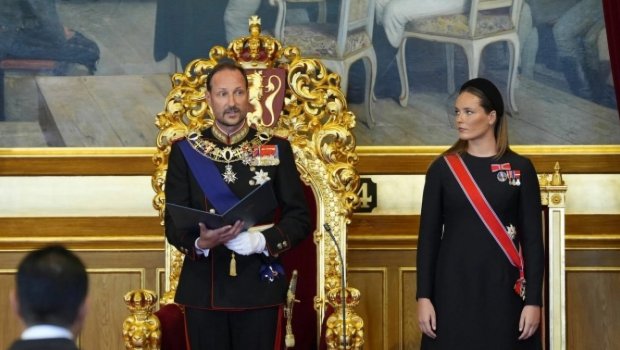 Norveçin yeni kralı parlament qarşısında and içdi