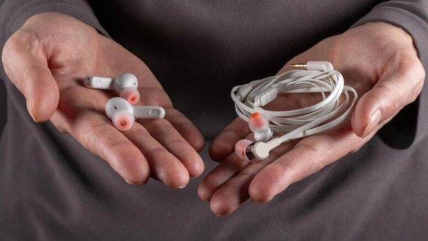 İnsanlar yenidən kabel qulaqlıqlara qayıdır: Səbəbi nədir?