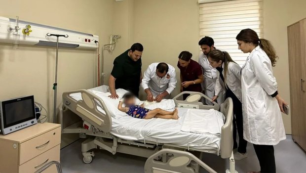 Azərbaycanda uşağın əli ət maşınında qaldı- 8 saatlıq əməliyyatla bərpa olundu &ndash; FOTO