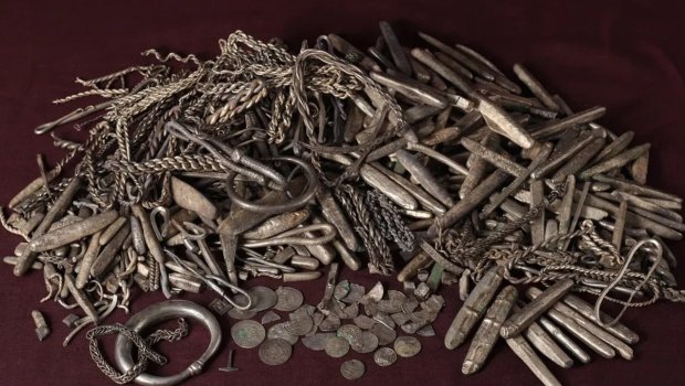 Həyətində terras tikirdi- 1100 illik vikinq xəzinəsi tapdı - FOTO