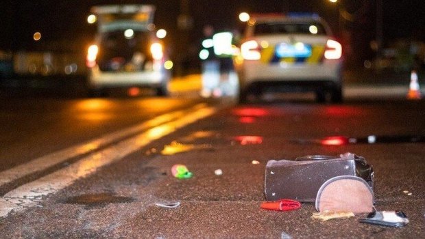Bakıda marketin qarşısında dayanan şəxsi avtomobil vurdu