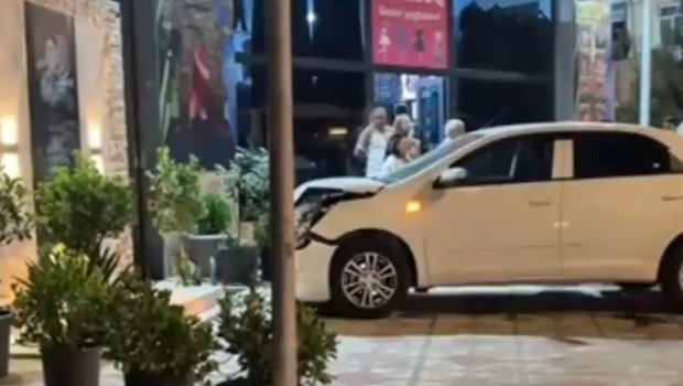 Avtomobil şəhid abidəsinə çırpıldı- Video