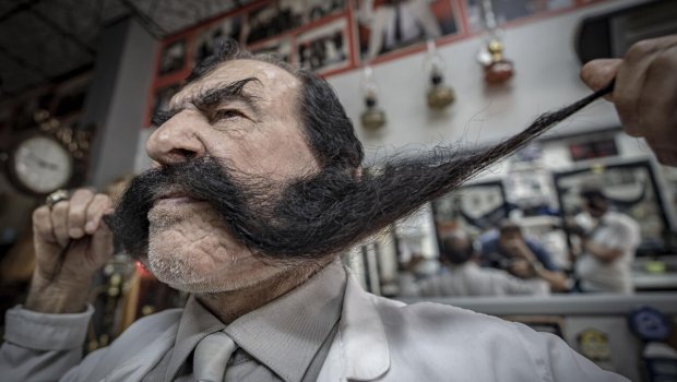 Babasından qalan mirası yaşadır: Bığını 1,5 metrəyə qədər uzadıb - (Foto)