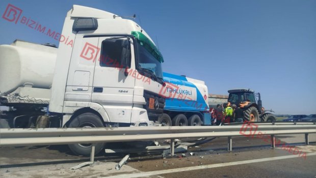Goranboyda ağırtonnajlı avtomobil qəza törətdi &ndash; Yanacaq asfalta dağıldı &ndash; FOTO