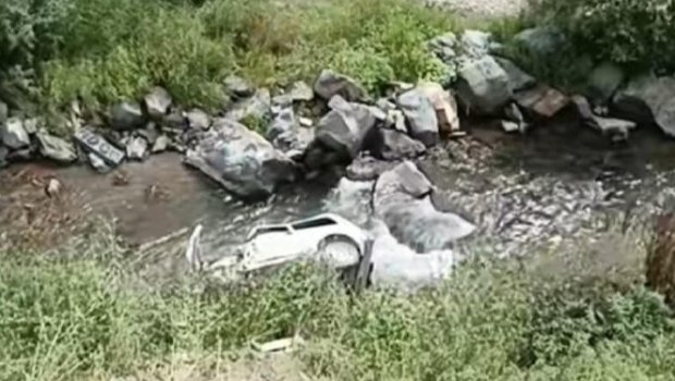 Kəlbəcərdə avtomobil yüksəklikdən aşaraq çaya düşdü - FOTO