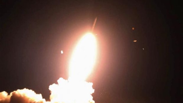 İran yeni raketini ABŞ hərbi gəmisinin üzərində sınaqdan keçirdi