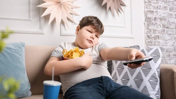 Nə fast food, nə də saatlarla telefon oyunu &ndash; Uşaqların hədsiz kökəlməsinin gizli səbəbi BƏLLİ OLDU