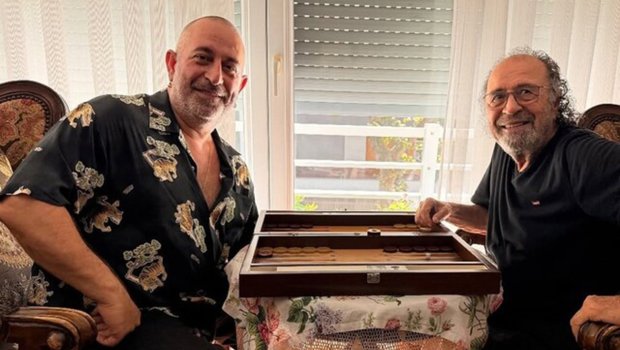 Xəstəxanadan çıxan kimi ilk işi atası ilə nərd oynamaq oldu- Foto