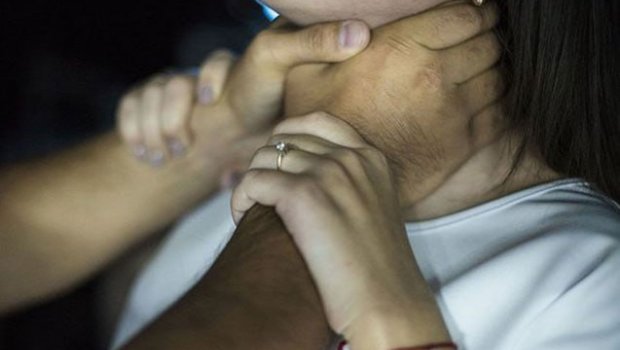 Qohumların yanında arvadını boğdu, öldüyünü düşünüb - Polisə təslim oldu