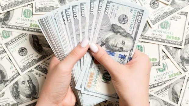 İş adamı sevgilisinə hədiyyə etdiyi 369 min dolları geri istədi