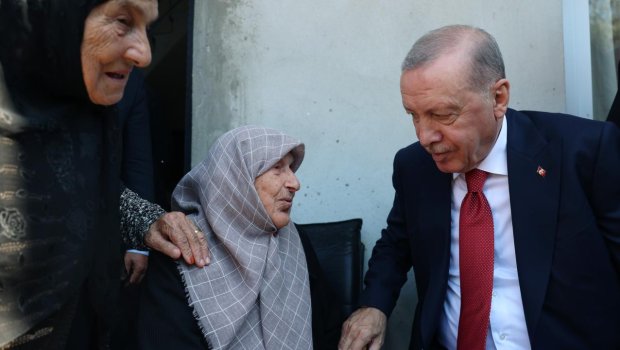 Ərdoğan anadan olduğu Rizəyə getdi - Qonşuları ilə görüşdü - FOTO