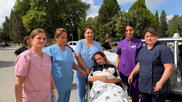 Bərdədə doğuş xəstəxananın həyətində baş verdi &ndash; Həkimlər operativ müdaxilə etdi - FOTO