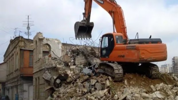 "Sovetski"də söküntü yerindən meyit tapıldı - VİDEO