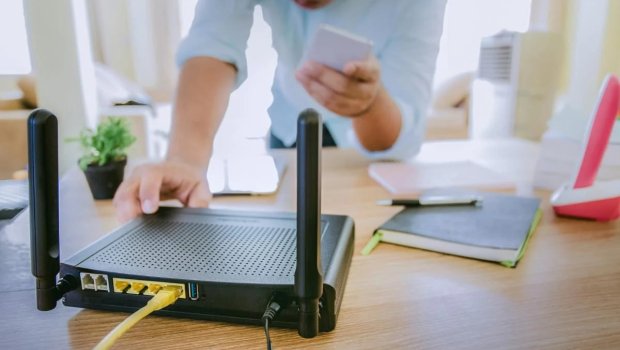 Qadın Wi-Fi-ın işini yaxşılaşdırmaq üçün 20 üsul sınadı: Yalnız 6-sı işə yaradı