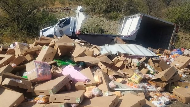 Yük maşını aşdı, toyuqlar yola dağıldı &ndash; Video
