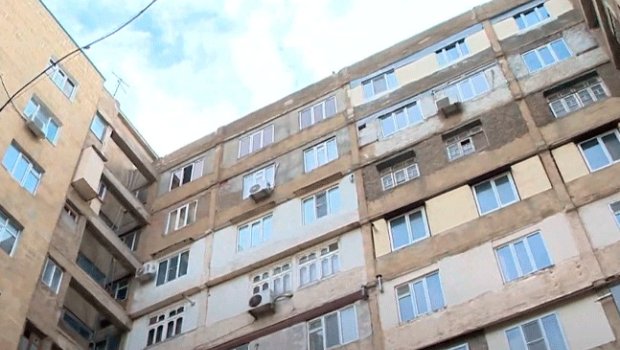 Bakıda 82 yaşlı kişi 9 mərtəbəli binadan yıxıldı