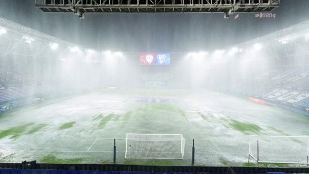 Stadionu su basdı, La Liqa oyunu təxirə salındı - Şəkillər