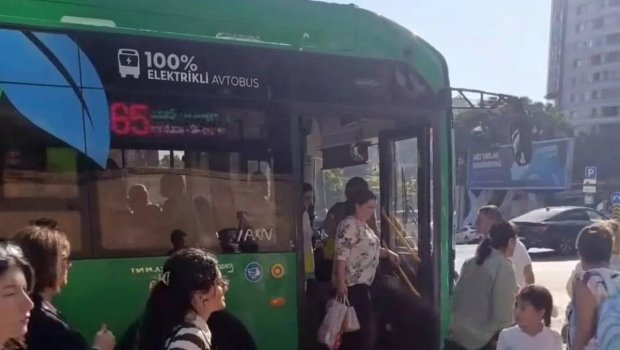 Bakıda elektrikli avtobus yolda qaldı: Sərnişinlər düşürüldülər - VİDEO