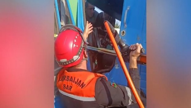 &ldquo;KamAZ&rdquo;da sıxılı vəziyyətdə qalan şəxsin xilası - VİDEO
