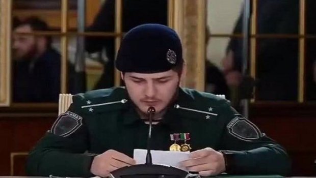 Kadırovun üzündən oxuya bilməyən oğlu biabır oldu - VİDEO