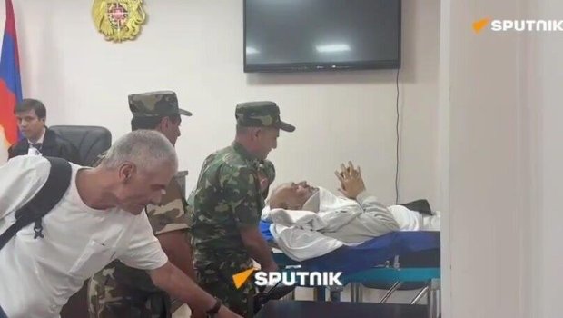 Ermənistanda sabiq nazir məhkəmədən xərəkdə çıxarıldı &ndash; VİDEO