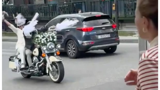 Bakıda bəy və gəlin toya motosikletlə getdi &ndash; VİDEO