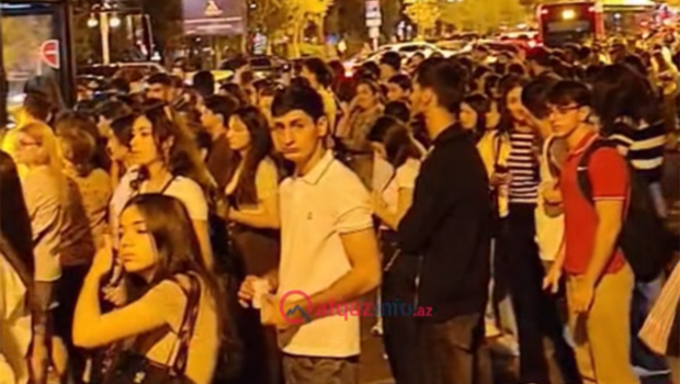 &ldquo;Elmlər&rdquo;də avtobuslar gecikir - İynə atsan yerə düşməz &ndash; VİDEO